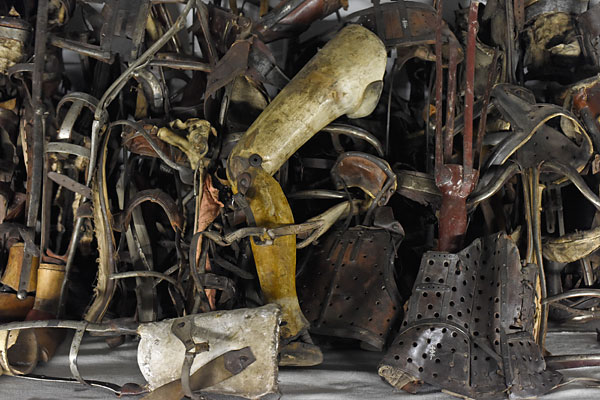 Протезы и костыли, отобранные у узников концлагеря