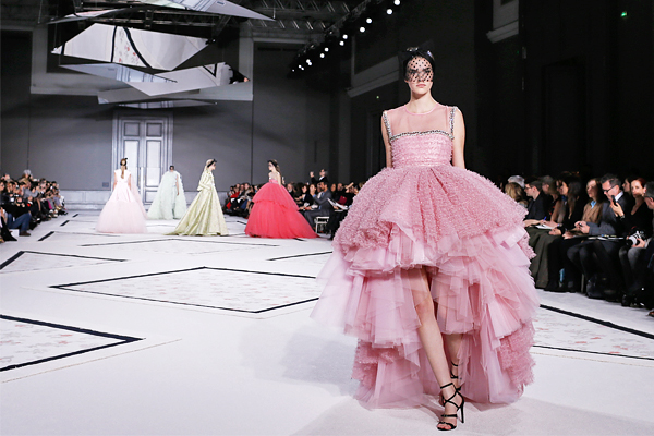 На презентации коллекции итальянского дизайнера Джамбаттисты Валли