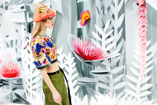 Модель во время показа коллекции немецкого модельера Карла Лагерфельда