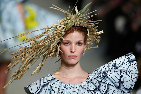 Модель во время показа коллекции весна/лето 2015 Виктора Хорстинга и Рольфа Снорена