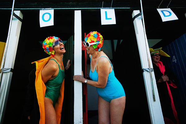 Участницы Чемпионата Великобритании по плаванию в холодной воде перед заплывом. Лондон.