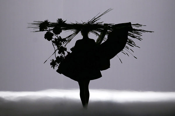 Модель во время показа коллекции весна-лето 2015 голландских дизайнеров Виктора Хорстинга и Рольфа Снорена в рамках недели высокой моды в Париже