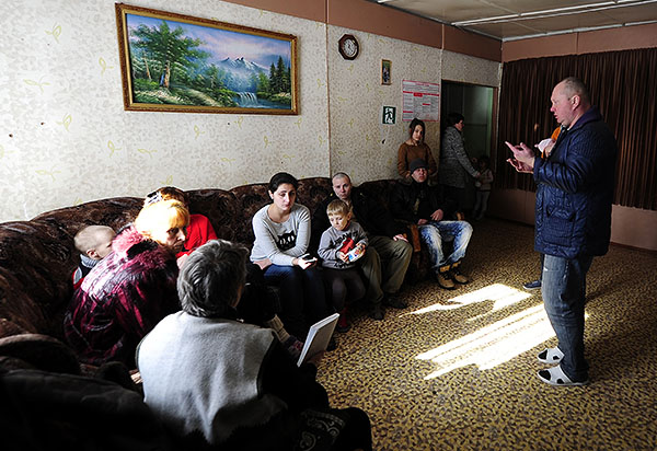 С начала вооруженного конфликта на востоке Украины погибли около 7 тысяч человек, заявил полномочный представитель самопровозглашенной Донецкой народной республики на минских переговорах Денис Пушилин (отсутствует на фото).

"По самым скромным подсчетам, это 7 тыс. человек",- сказал Пушилин на пресс-конференции в Москве в понедельник. Он отметил, что 80-90% от этого числа - мирные жители, остальные - бойцы ополчения.