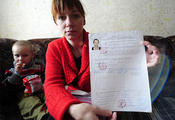 Премьер-министр Украины Арсений Яценюк поручил изучить вопрос снижения стоимости проживания в поселках для временно перемещенных лиц в Запорожской области. "Если ставить себестоимость порядка 500 гривен ($31 - ИФ) на содержание одного человека в этом городке и 80% - это электроэнергия, то далеко так мы не уедем. Потому что 500 гривен заплатить за одну койку в течение месяца - это, мягко говоря, дорого", - сказал он на выездном заседании Госкомиссии по чрезвычайным ситуациям в понедельник в Запорожье.