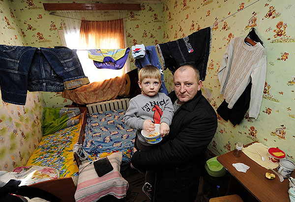 Число внутренних переселенцев на Украине составило 466 тыс человек, сообщил первый замминистра социальной политики Виталий Мужчинин в ходе заседания украинского правительства.

По его словам, на учет поставлены 212 тысяч переселенцев, из них 20 тысяч находятся в Киеве.