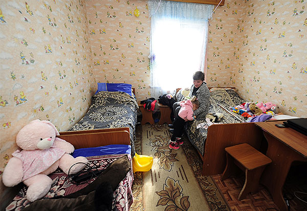 Беженка с юго-востока Украины в пункте временного размещения на территории детского санатория "Родник" в селе Грибное.