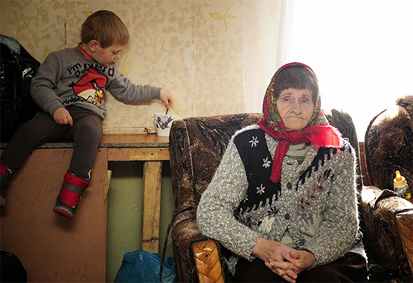 В основном свои дома покидают жители Донецкой и Луганской областей, где с середины апреля 2014 года проводится силовая операция. Она началась после того, как сторонники федерализации этих областей стали захватывать административные здания.