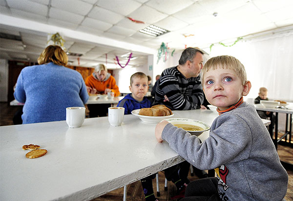 В настоящее время четверть россиян (26%) считает довольно высокой вероятность начала военных действий между Россией и Украиной (17% в октябре), а каждый десятый (10%) и вовсе убежден, что война между странами уже идет. Однако половина россиян не верит в возможность подобного развития событий: 33% называют это маловероятным, а 21% - в принципе невозможным.