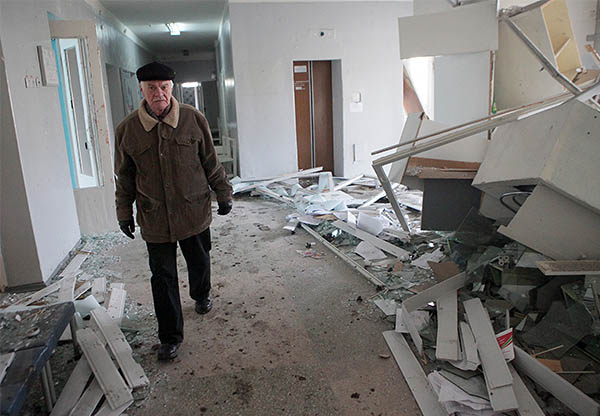 Ранее в среду Донецкая городская администрация сообщила, что в 12:00 подвергся обстрелу микрорайон Текстильщик. Один из снарядов попал в 27-ю больницу. Также повреждена высоковольтная линия на 110кВ, весь микрорайон находится без энергоснабжения.