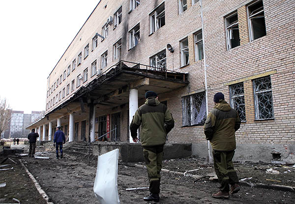 По предварительным данным, погибло пять человек. Количество раненых уточняется. "Четыре человека погибли возле больницы, один в здании", - приводит данные МЧС ДНР сайт Донецкого агентства новостей. Между тем, ранее в МЧС ДНР сообщали о 15 погибших.