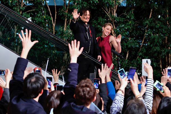 Актеры на японской премьере комедийного боевика "Макабр" в Токио, январь 2015 года