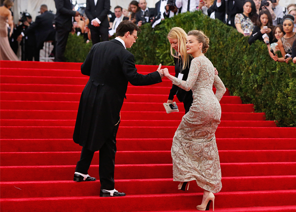 Джонни Депп с невестой на ежегодном балу нью-йоркского музея Метрополитен, приуроченного к открытию выставки в честь творчества легендарного кутюрье Чарльза Джеймса, май 2014 года