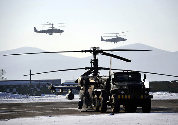 Вертолеты Ка-52 "Аллигатор" во время тренировочного полета. В ходе учений экипажи должны совершить различные маневры с целью ухода от удара средств ПВО условного противника с подавлением его радиолокационных средств.