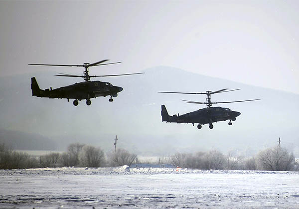 Максимальная скорость вертолета - 300 км/ч, экипаж - два человека.