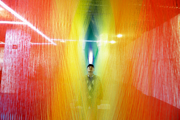 Инсталляция из текстиля в демонстрационном зале фабрики по производству носков в городе Чжуи в Китае