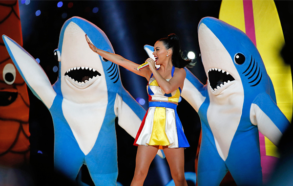 Выступление певицы Кэти Перри в перерыве Супер Боула (финального матча по американскому футболу) в Глендэйл, штат Аризона, США