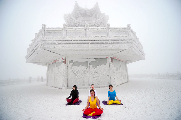 Занятия йогой на свежем воздухе в городе Чжанцзяцзе в Китае