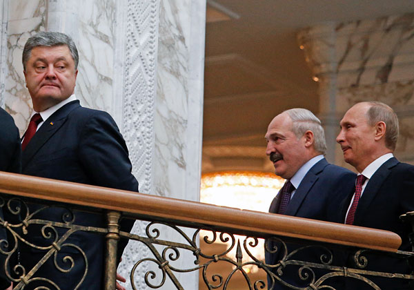 Петр Порошенко, Александр Лукашенко и Владимир Путин (слева направо) после переговоров по урегулированию конфликта на Украине