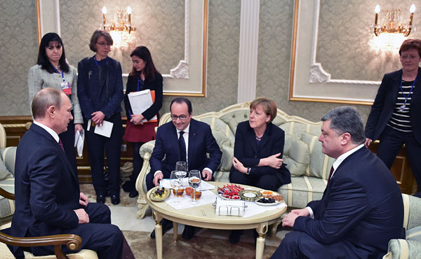 Президент России Владимир Путин, президент Франции Франсуа Олланд, канцлер Германии Ангела Меркель, президент Украины Петр Порошенко (слева направо) во время переговоров