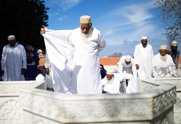 Паломники из Индии во время посещения шиитской святыни в Ашкелоне