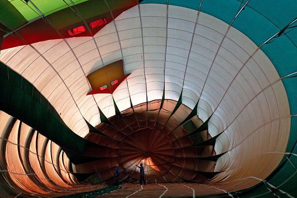 Участники фестиваля воздухоплавания на Филиппинах готовятся к полету