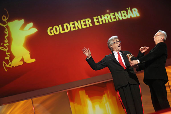 Директор Берлинале Дитер Косслик вручает "Золотого медведя" режиссеру Виму Вендерсу за личный вклад в кинематограф