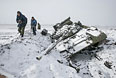 Ополченцы ДНР у разрушенного танка украинской армии в Углегорске