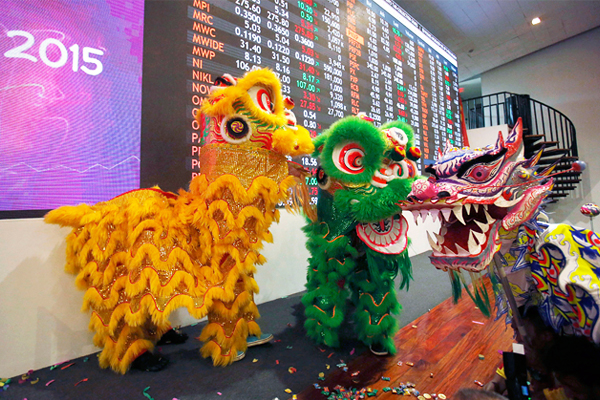 Филиппинские танцоры исполняют танец дракона во время празднования китайского Нового года на фондовой бирже в финансовом районе Макати-Сити, Манила