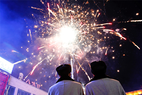 Охранники любуются фейерверком в Пекине, Китай