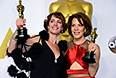 Дана Перри (слева) и Эллен Гузенберг Кент, получившие награду за документальный короткометражный фильм "Телефон доверия для ветеранов".
