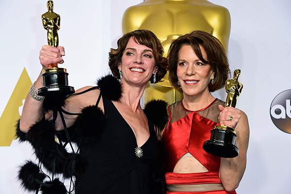 Дана Перри (слева) и Эллен Гузенберг Кент, получившие награду за документальный короткометражный фильм "Телефон доверия для ветеранов".