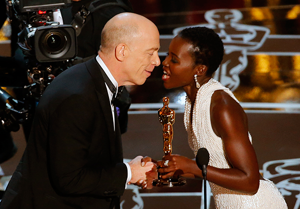 Люпита Нионго вручает статуэтку Дж.К.Симмонсу за лучшую мужскую роль второго плана