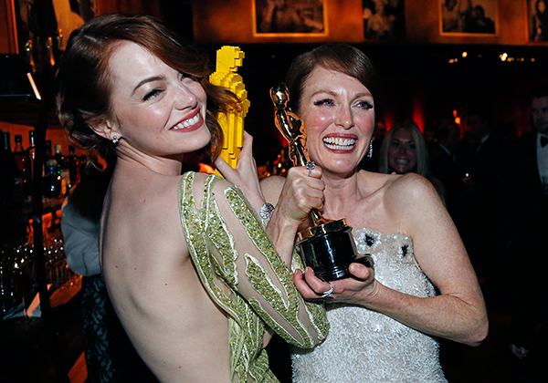 Эмма Стоун с "Оскаром" из лего и Джулианна Мур с "Оскаром" за лучшую женскую роль