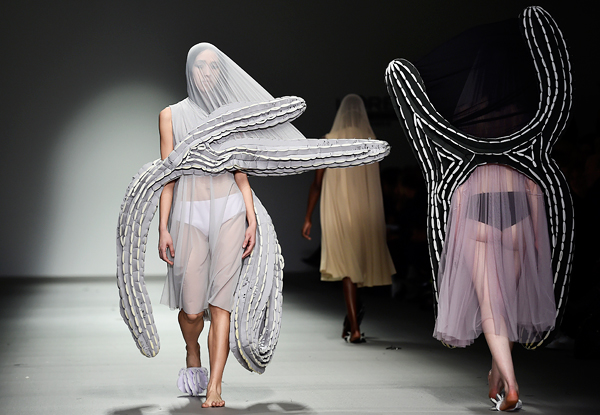 Модели представляют творения студентов колледжа Central Saint Martins