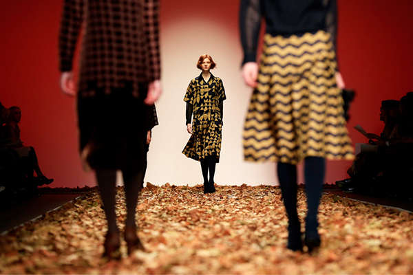 Модели во время показа коллекции ведущего английского модельера Джаспера Конрана