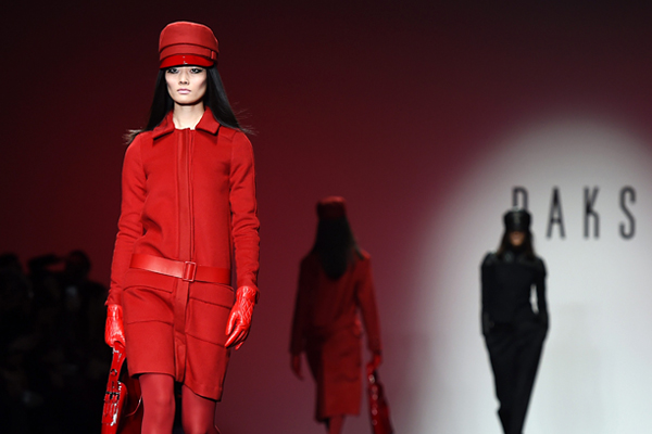Модель во время презентации коллекции DAKS