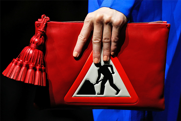 Показ коллекции британского дизайнера женских сумок Ани Хиндмарч