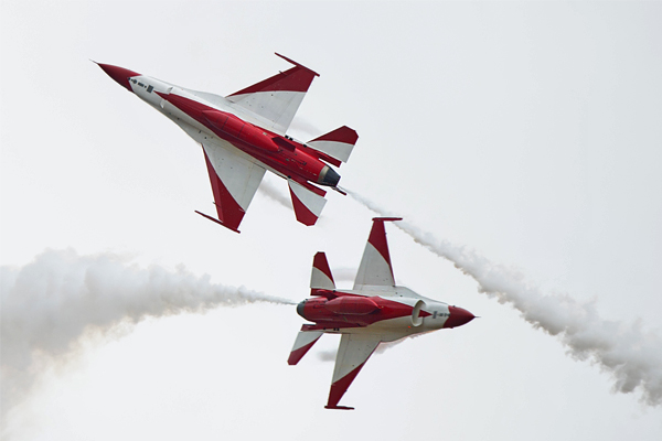 Воздушное представление в исполнении пилотажной группы ВВС Сингапура "Черные рыцари" (Black Knights)