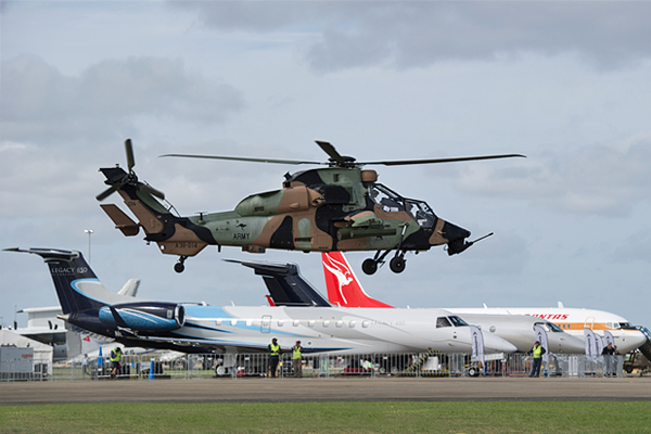 Вертолет "Тигр" Королевских австралийских военно-воздушных сил приземляется после выступления на авиашоу