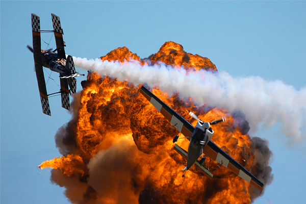 Исполнение акробатического трюка пилотажной группой на австралийском международном авиасалоне