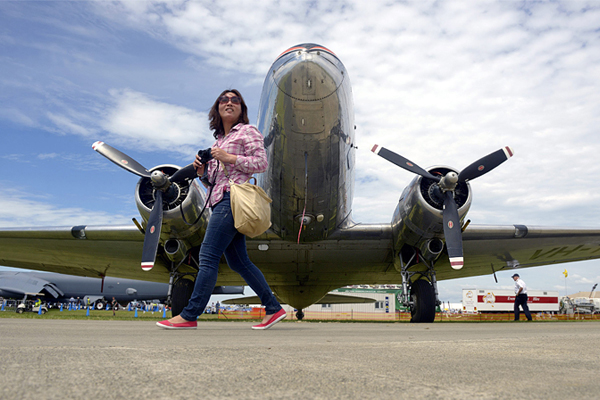 Посетительница Международного авиашоу "Авалон"