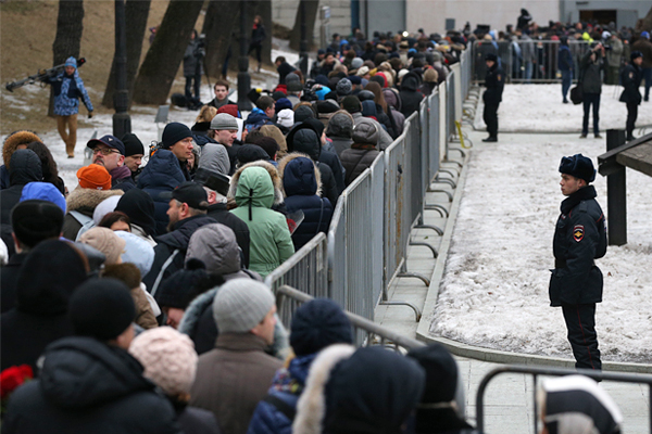 Жители Москвы у Сахаровского центра перед церемонией прощания с Борисом Немцовым
