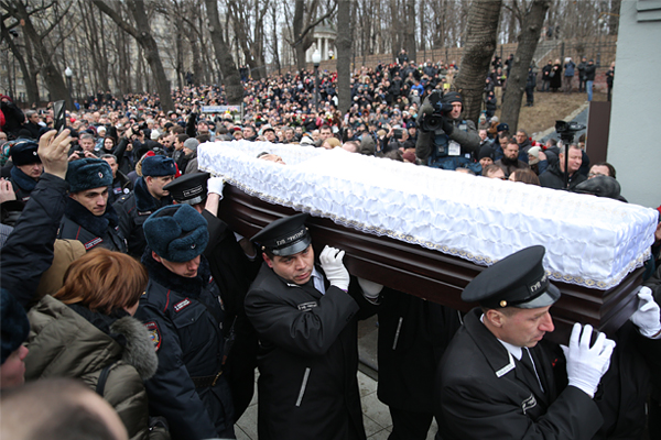 Вынос гроба с телом политика Бориса Немцова по окончании церемонии прощания