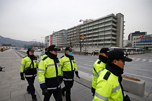 Полицейский патруль перед посольством США в Сеуле