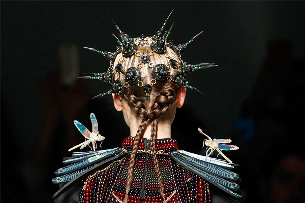 Модель представляет коллекцию дизайнера Маниш Арора