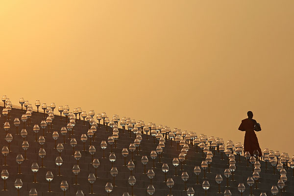 Рассвет на территории храма Ват Пхра Дхаммакая в Таиланде