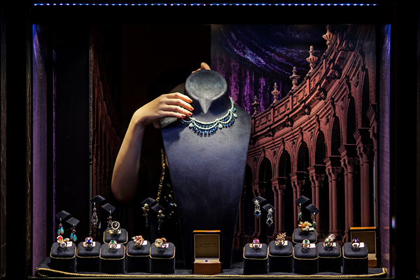 На ювелирной выставке в Гонконге