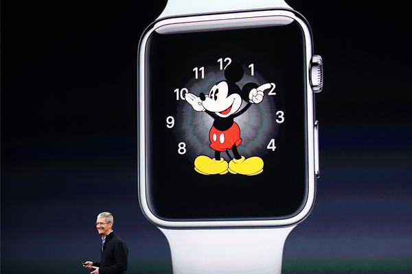 Глава компании Тим Кук заявил, что заряда батареи часов хватит на 18 часов работы "типичного дня".