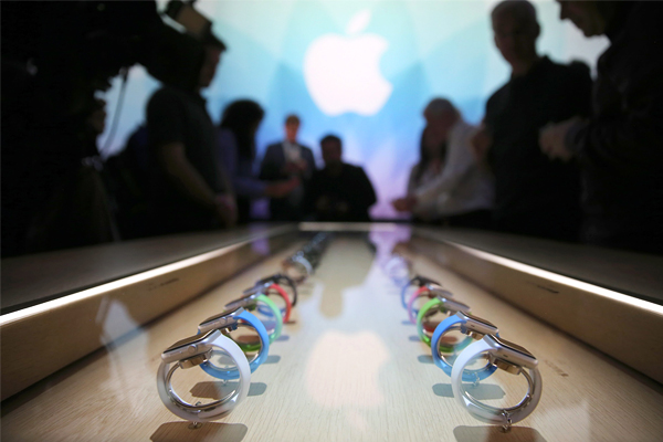 Часы будут доступны в двух размерах экрана — диагональю 38 и 42 миллиметра.