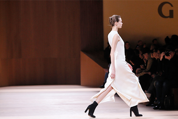 Модель во время показа коллекции французского дизайнера Надеж Вахни-Цибульски